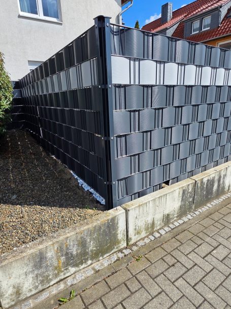 Zaunbau mit Sichtschutz