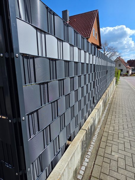 Zaunbau mit Sichtschutz